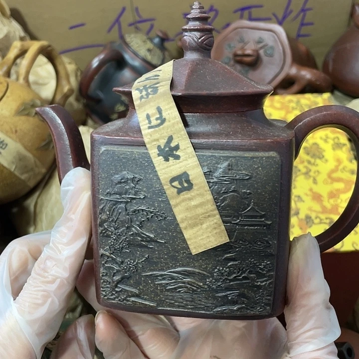 紫砂茶壶原矿泥料，手工制作的一把紫砂壶。