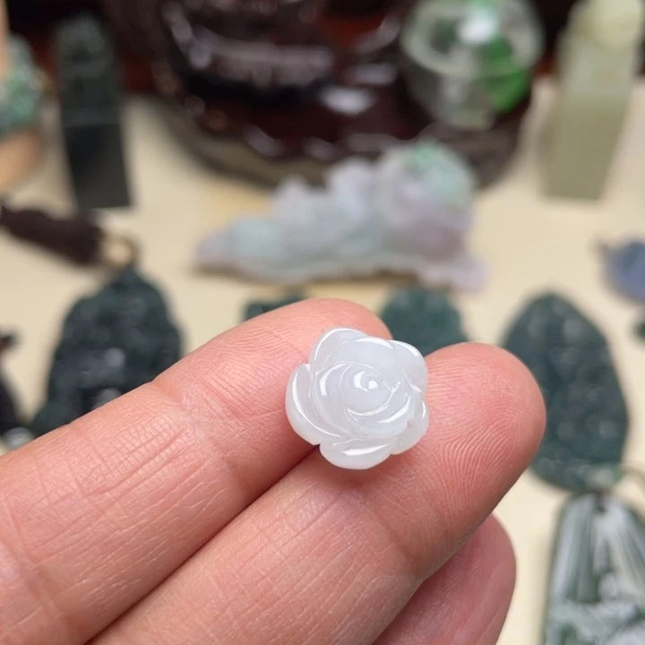 翡翠颈饰未镶嵌玫瑰花