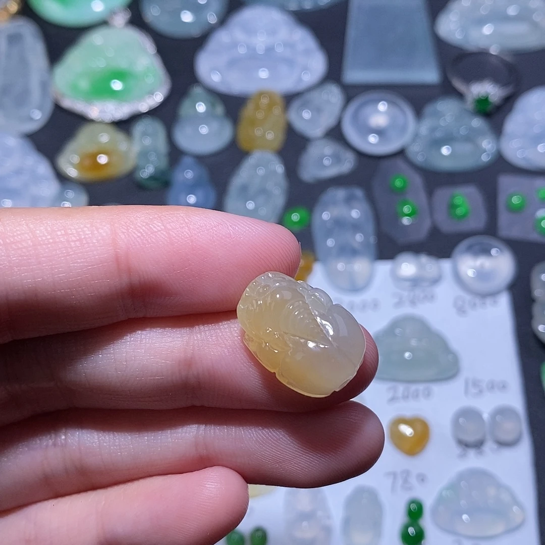 翡翠未镶嵌颈饰冰黄貔貅