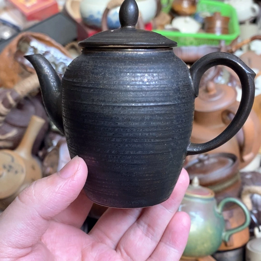 盖碗冲泡后汤色清澈透明玻璃窗