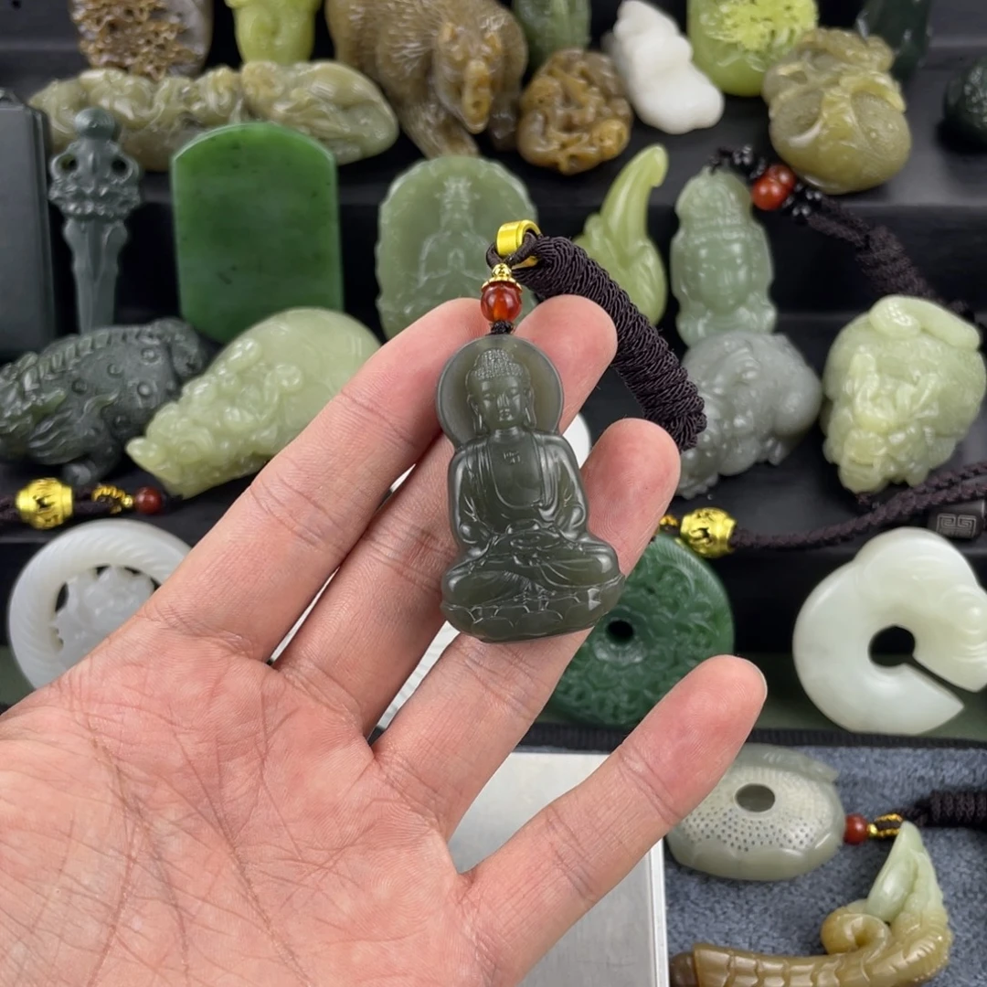 林***晚和田玉未镶嵌颈饰