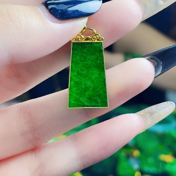 颈饰18K金镶嵌翡翠多样性