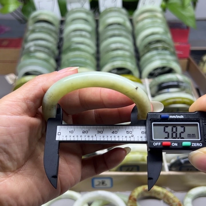 蛇纹石玉未镶嵌手镯43