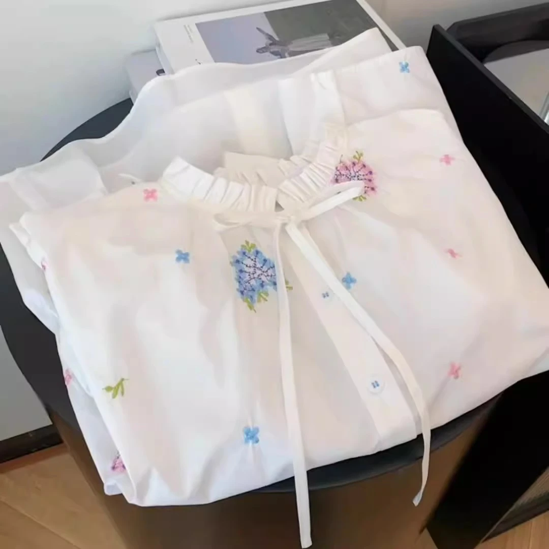 木耳边绑带小清新立领白色刺绣衬衫女春装2025新款宽松泡泡袖上衣