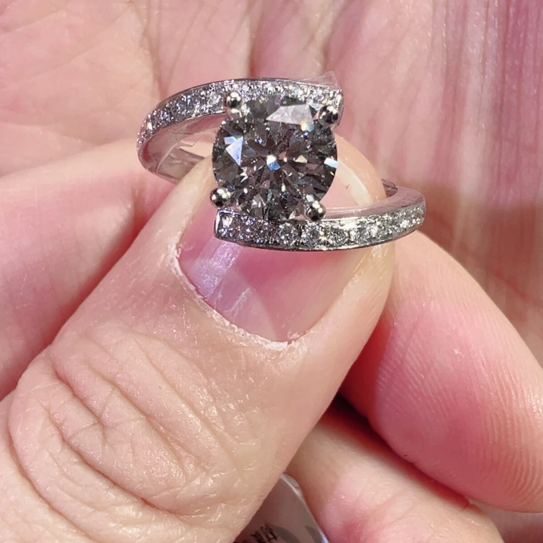 实验室培育钻石18K金镶嵌扭臂四爪13圈