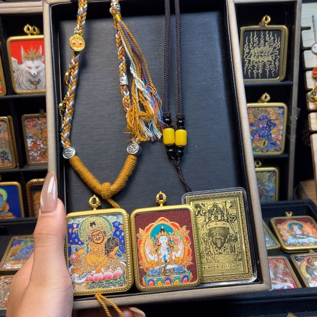 萬***吊坠美丽的小镇和美丽的