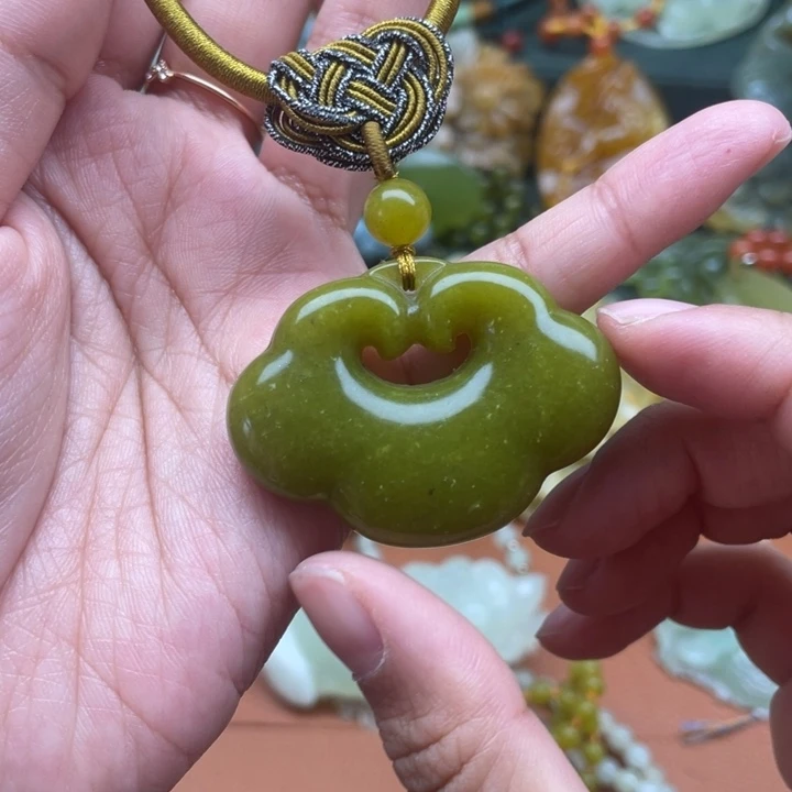 蛇纹石玉吊坠合金