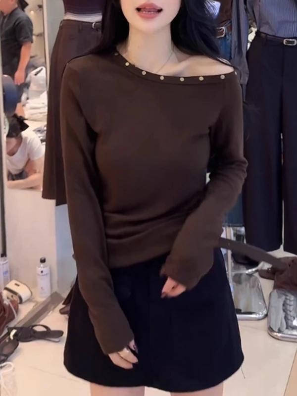 高级感咖色长袖t恤女秋季2025新款大码胖MM显瘦斜领露肩打底上衣