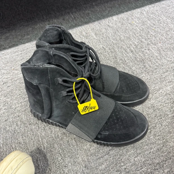 44码 95新 yeezy750黑武士 休闲鞋