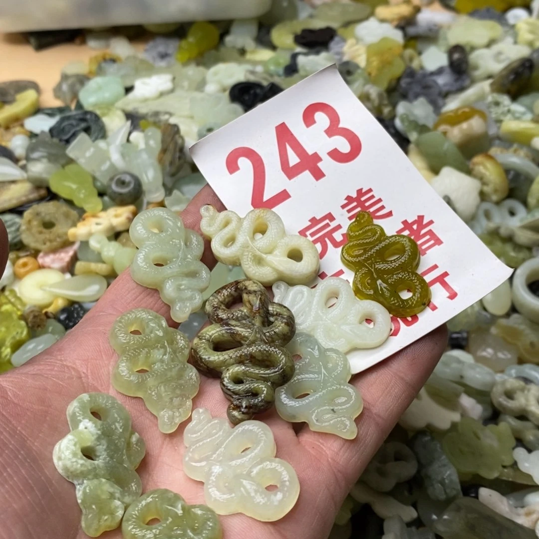 蛇纹石玉挂坠未镶嵌