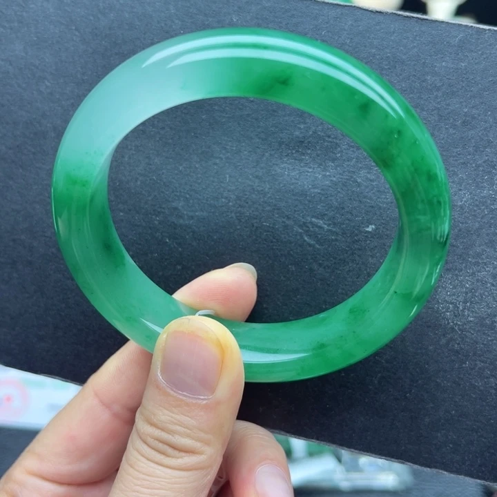 未镶嵌手镯石英质玉