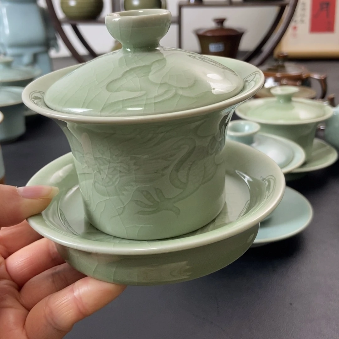 唯***一一级品豆绿釉马蹄盖碗