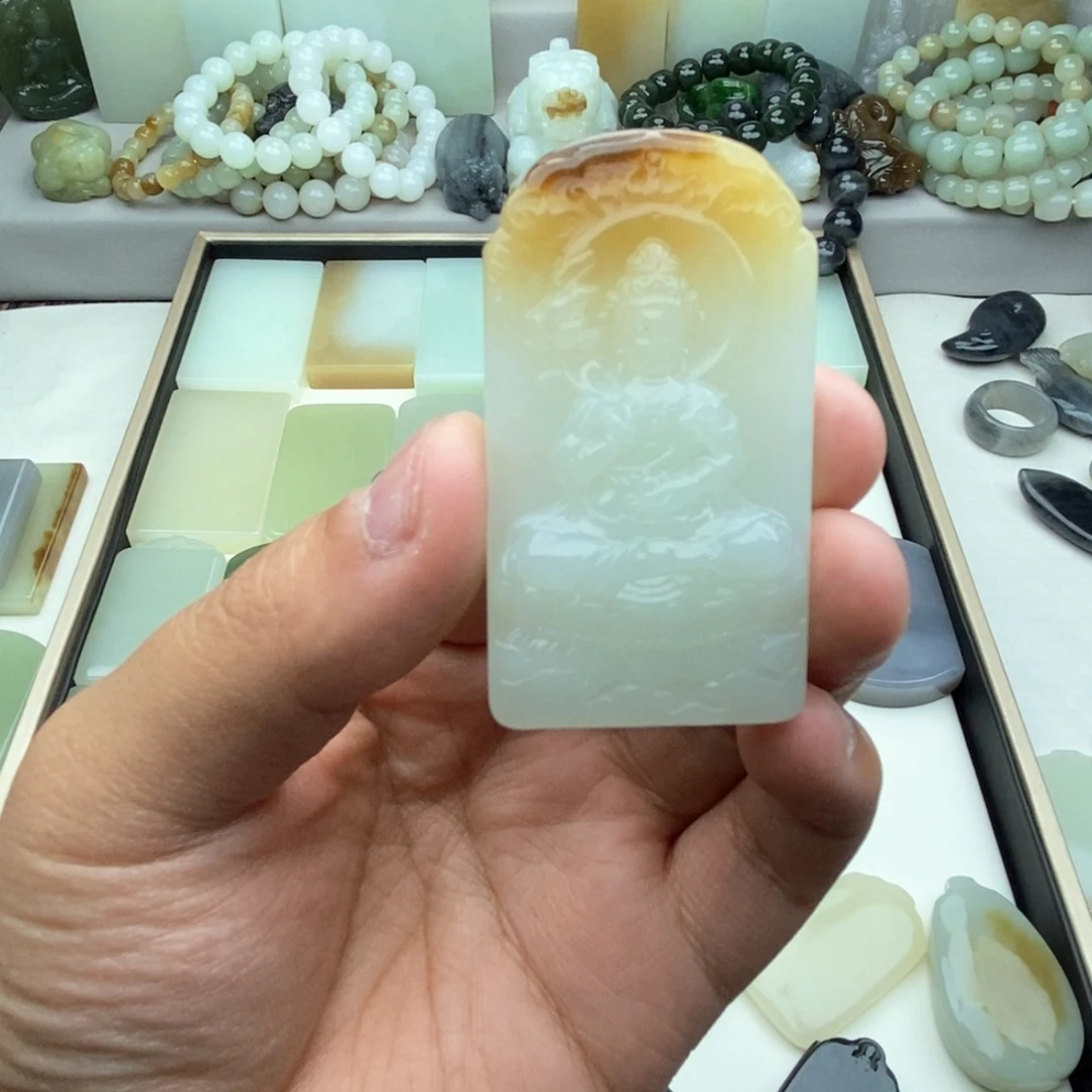 莫***负颈饰未镶嵌和田玉