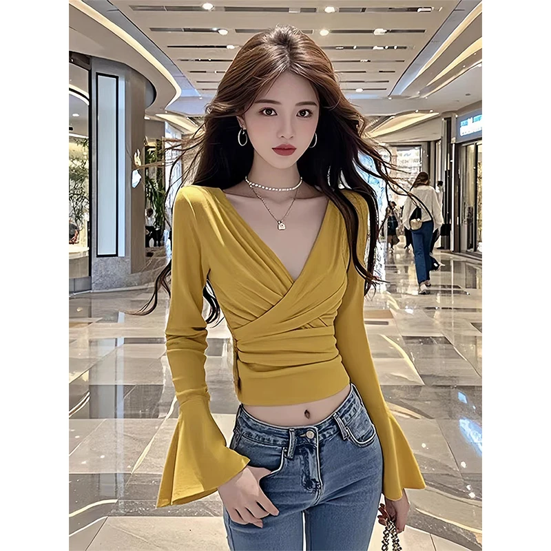 黄色交叉v领打底衫女2025新款喇叭长袖t恤收腰显瘦小个子短款上衣