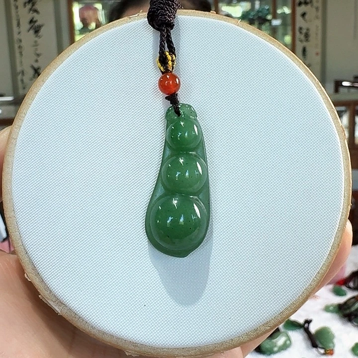 颈饰未镶嵌密玉（石英质玉）