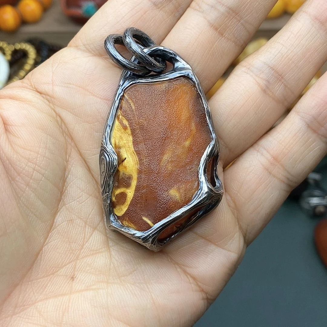 琥珀颈饰银S925镶嵌?*焱红花拉丝溶洞银镶吊坠