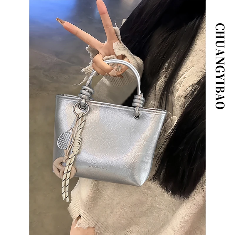 超火银色手提水桶包包女式2025新款春夏通勤轻奢小众高级感斜挎包