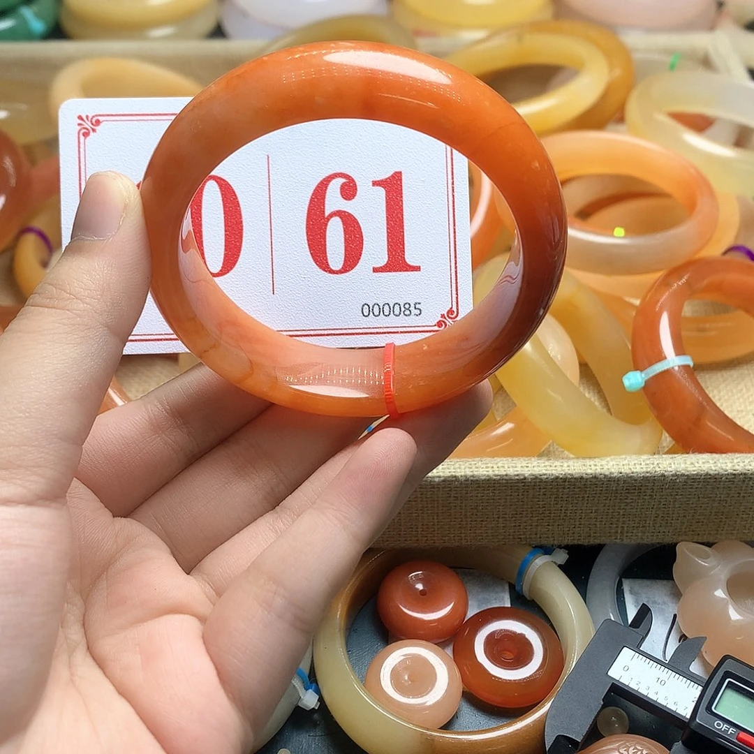 未镶嵌石英质玉（黄龙玉）手镯用****人