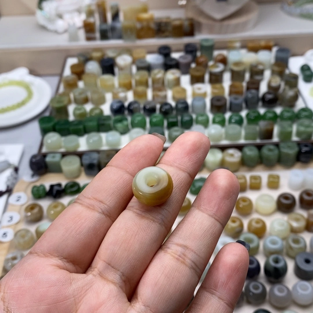 六***七和田玉未镶嵌颈饰买断