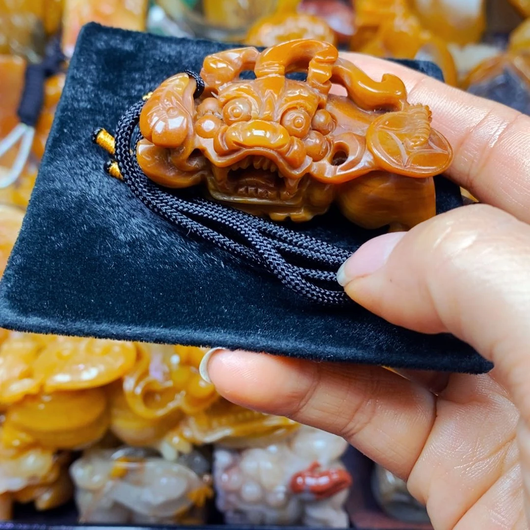 未镶嵌石英质玉（黄龙玉）颈饰
