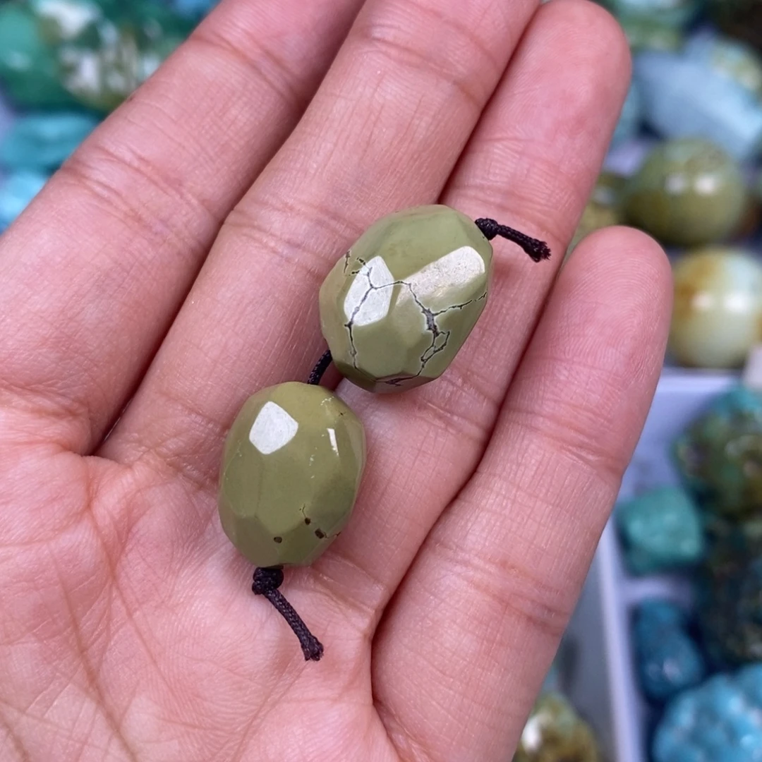 绿松石未镶嵌颈饰