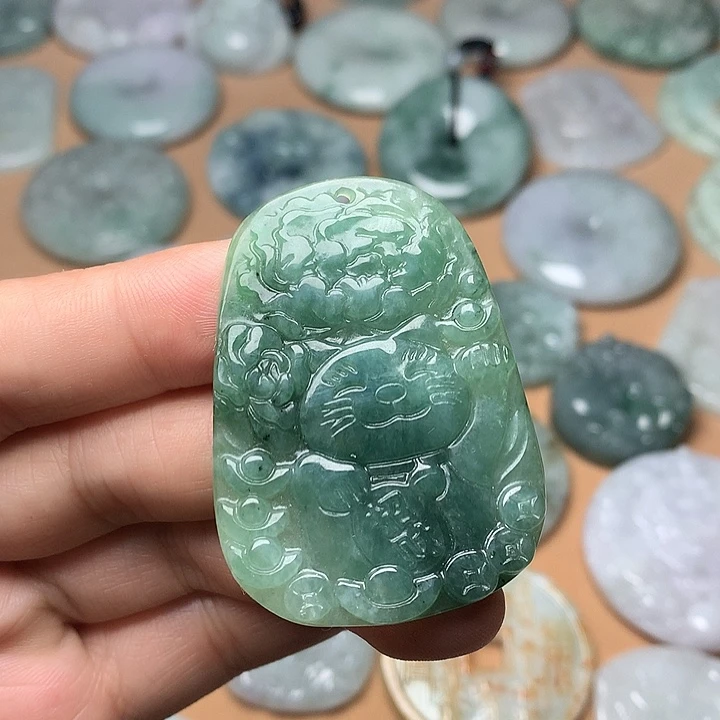 翡翠未镶嵌颈饰招财猫