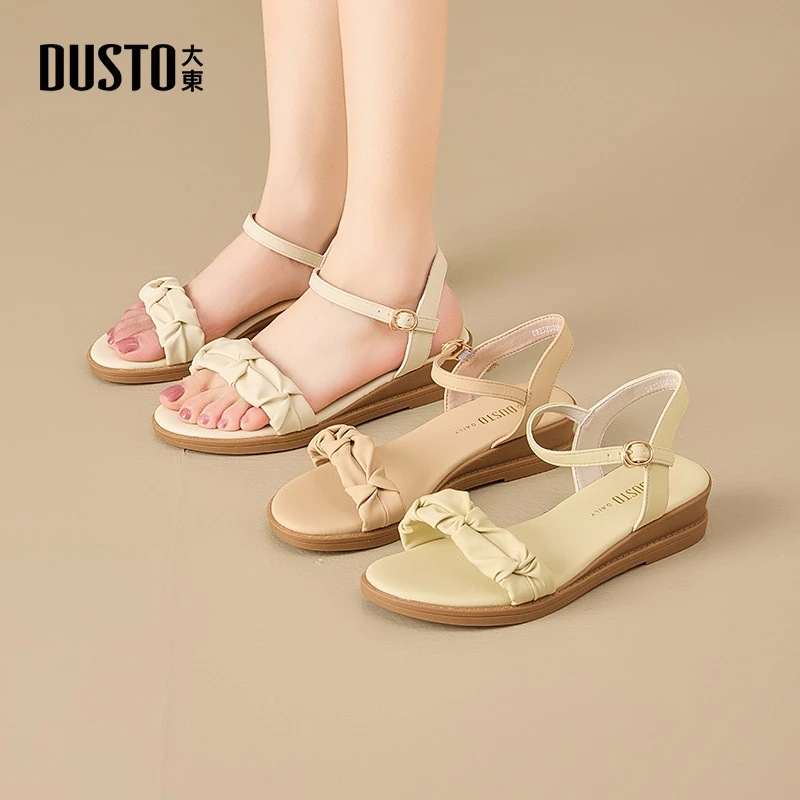 大东凉鞋女2025夏季新款休闲坡跟褶皱一字扣女鞋舒适百搭鞋子0033