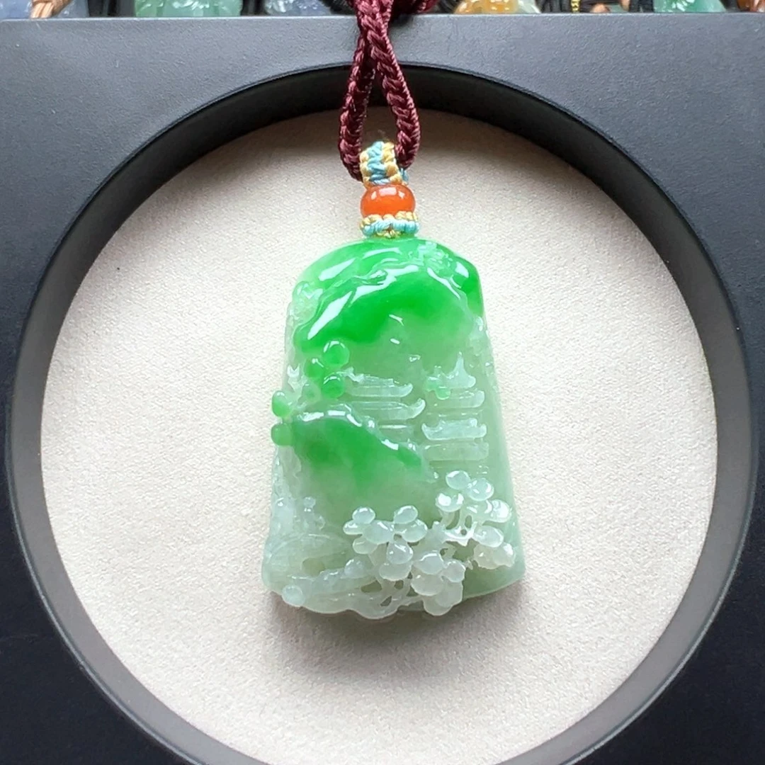 翡翠未镶嵌颈饰山水