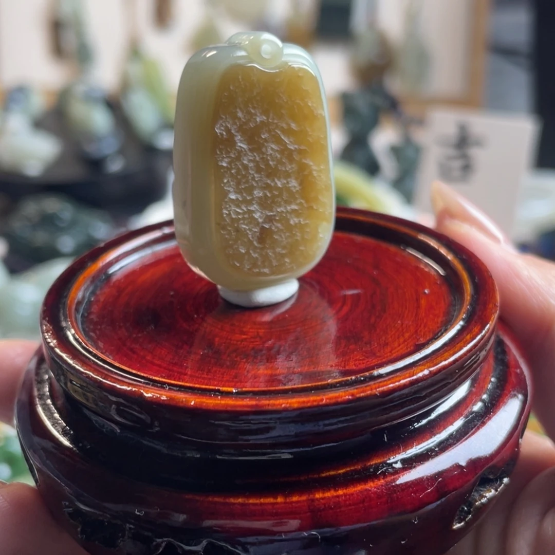 和田玉未镶嵌颈饰无事牌