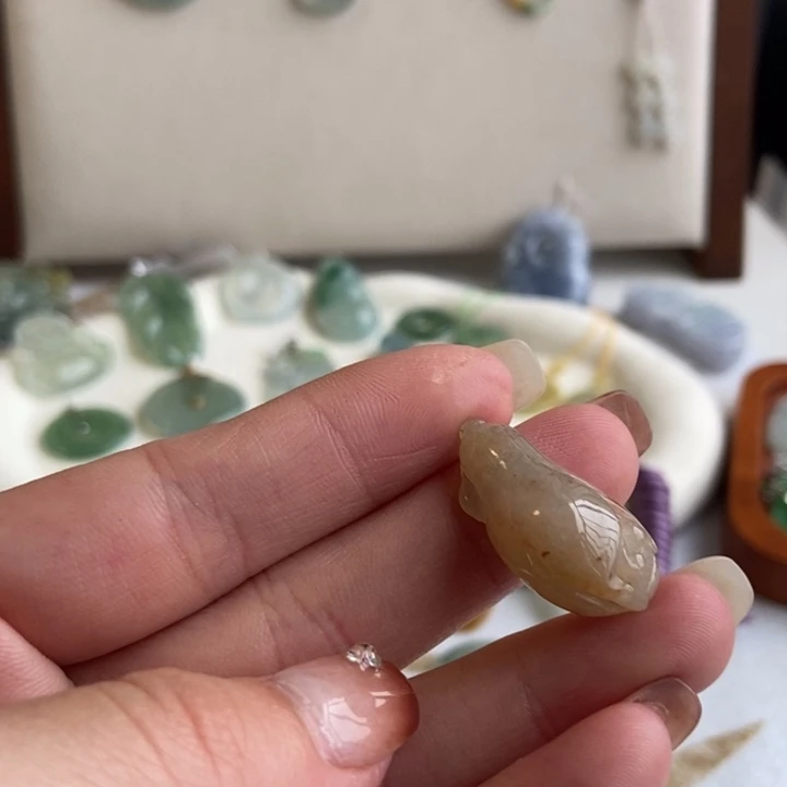 翡翠未镶嵌颈饰玉兰花