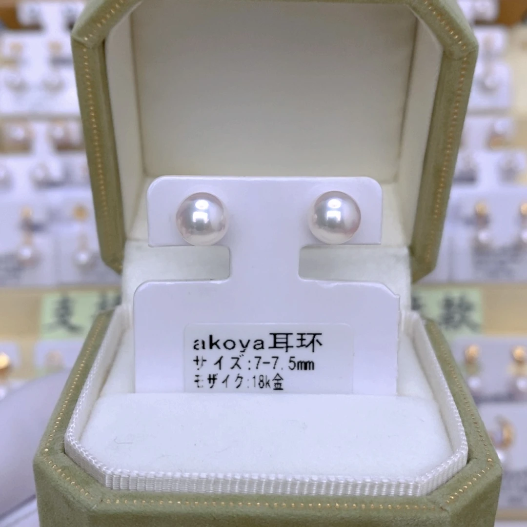 18K金镶嵌海水珍珠耳饰