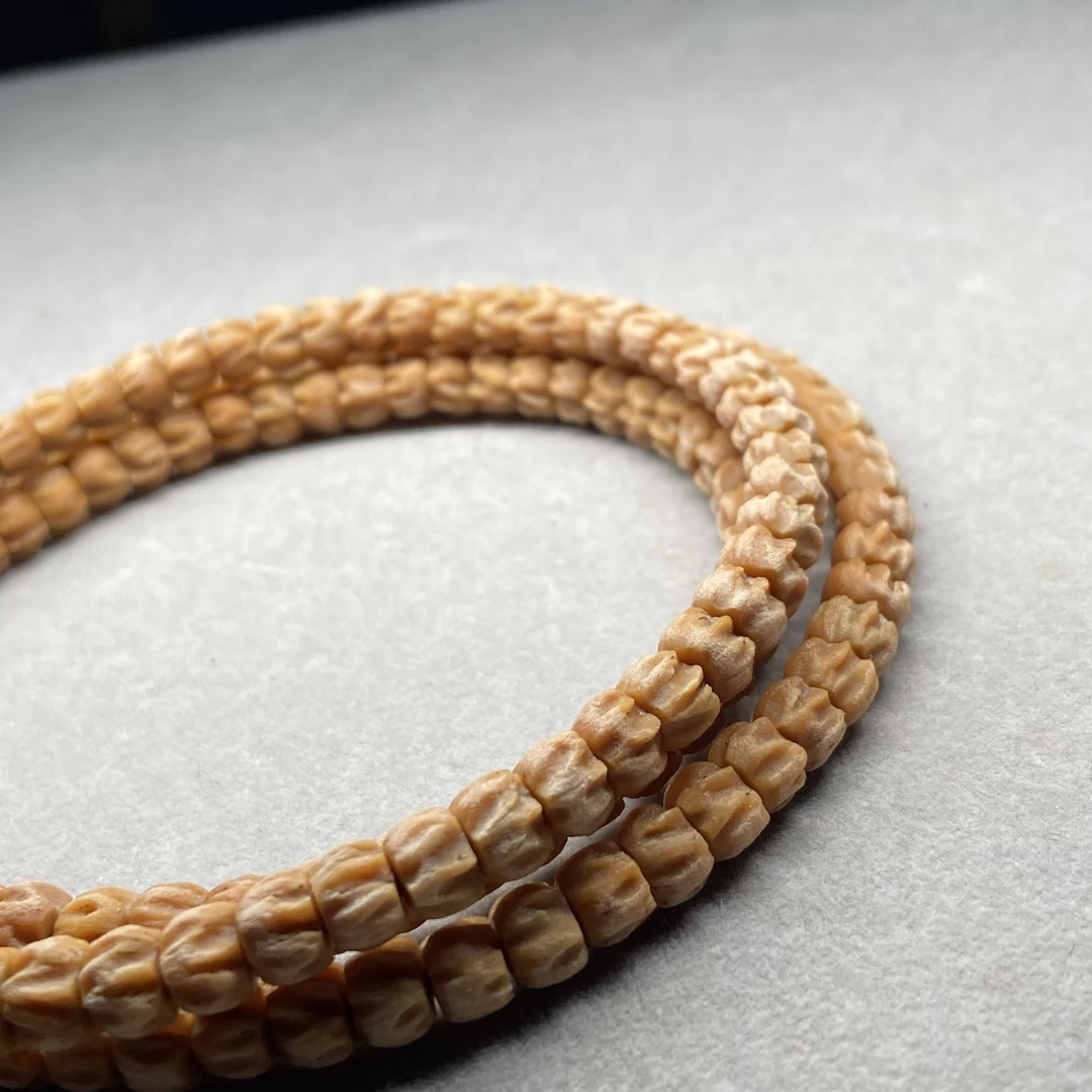 “步步莲”——稀有级满龙脊莲花直切柏香籽