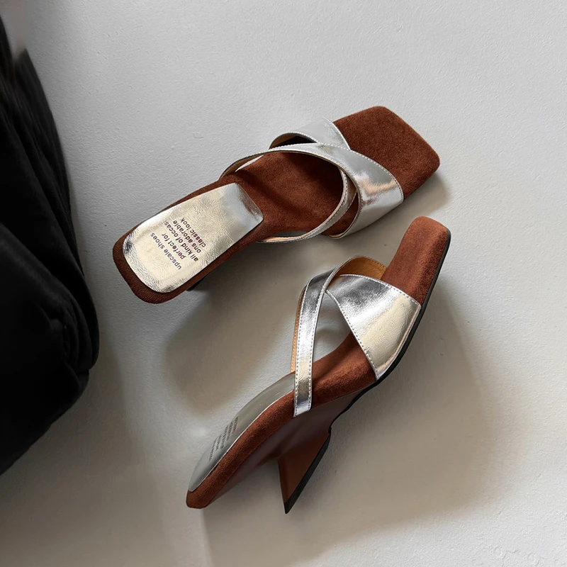 复古方头交叉带坡跟露趾一字拖2025新款夏季外穿银色高跟凉拖鞋女