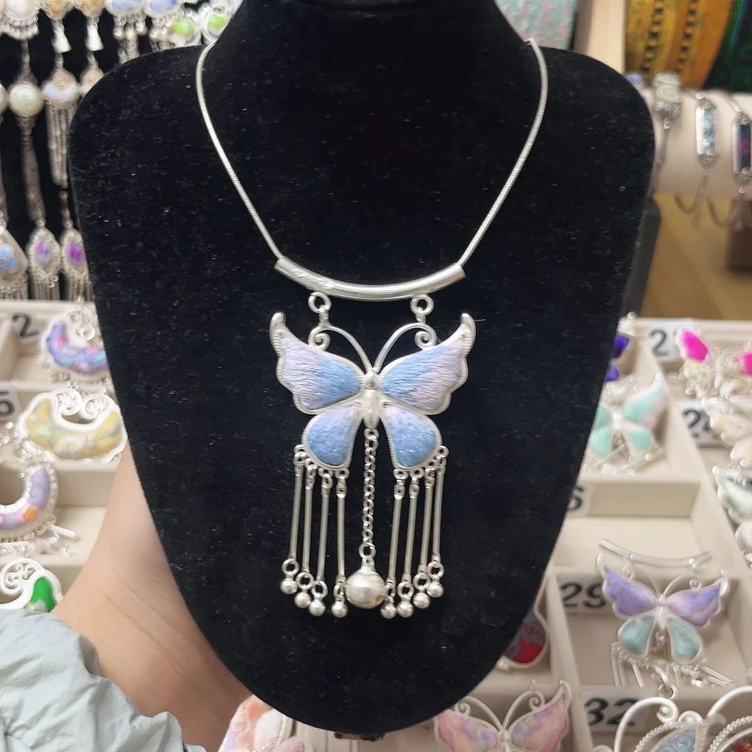 织绣蓝粉蝴蝶吊坠