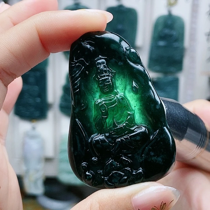 颈饰足铂镶嵌翡翠翡翠