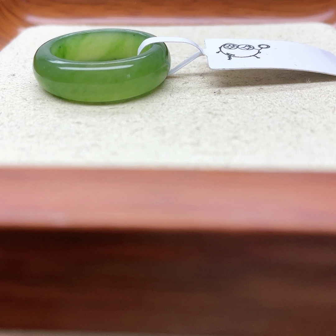 和田玉戒指未镶嵌一****.碧玉小轮胎14+