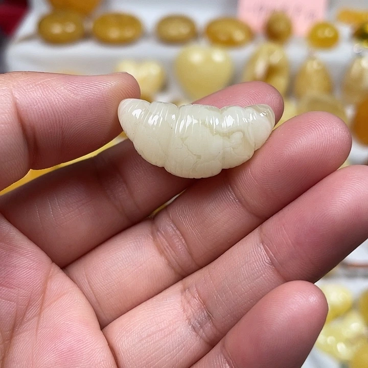 蜜蜡未镶嵌颈饰牛角包