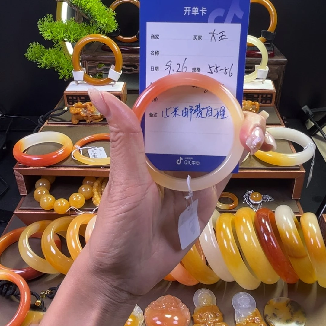未镶嵌手镯石英质玉大*?