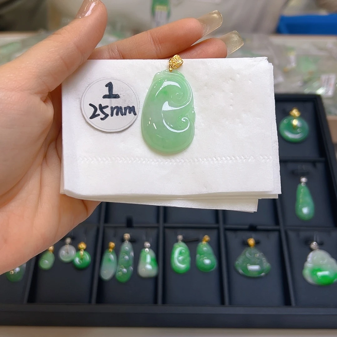 翡翠颈饰18K金镶嵌翡翠