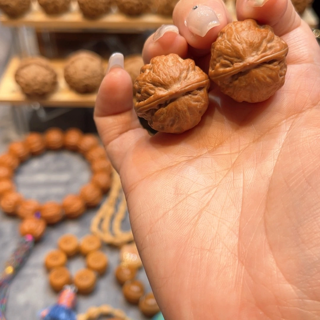 文玩核桃把件红皮绣球