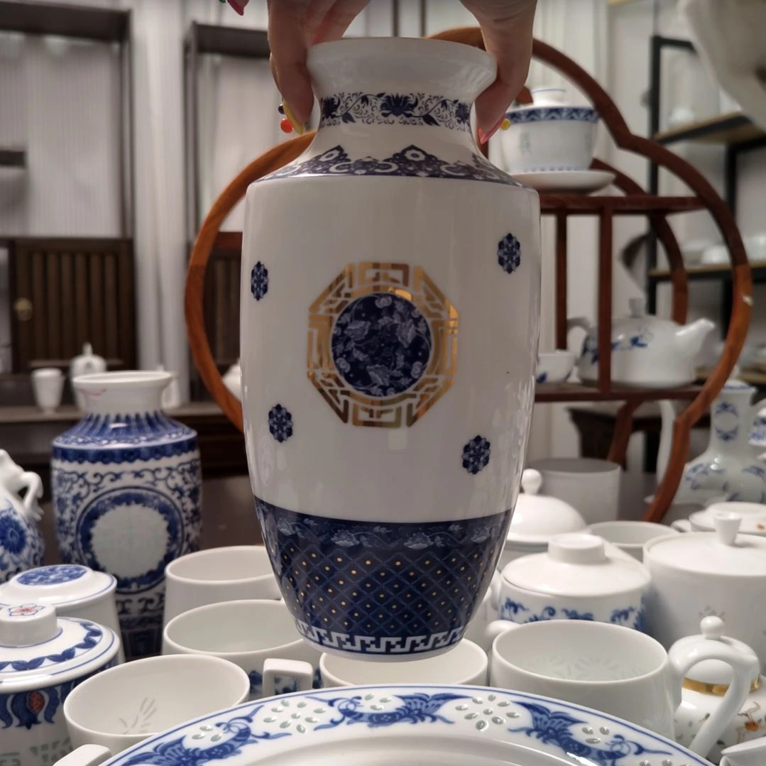 青花瓷缠枝莲青花花瓶一个