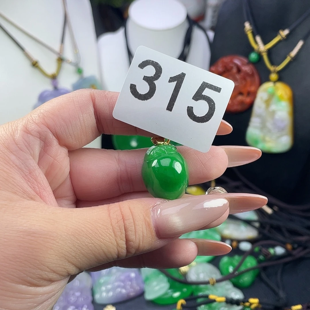 翡翠未镶嵌吊坠(赠链)