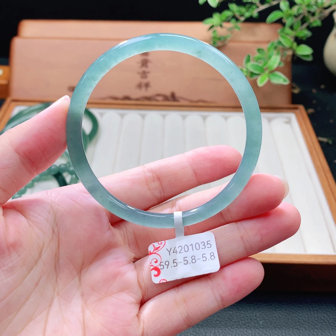翡翠未镶嵌手镯（圆镯）