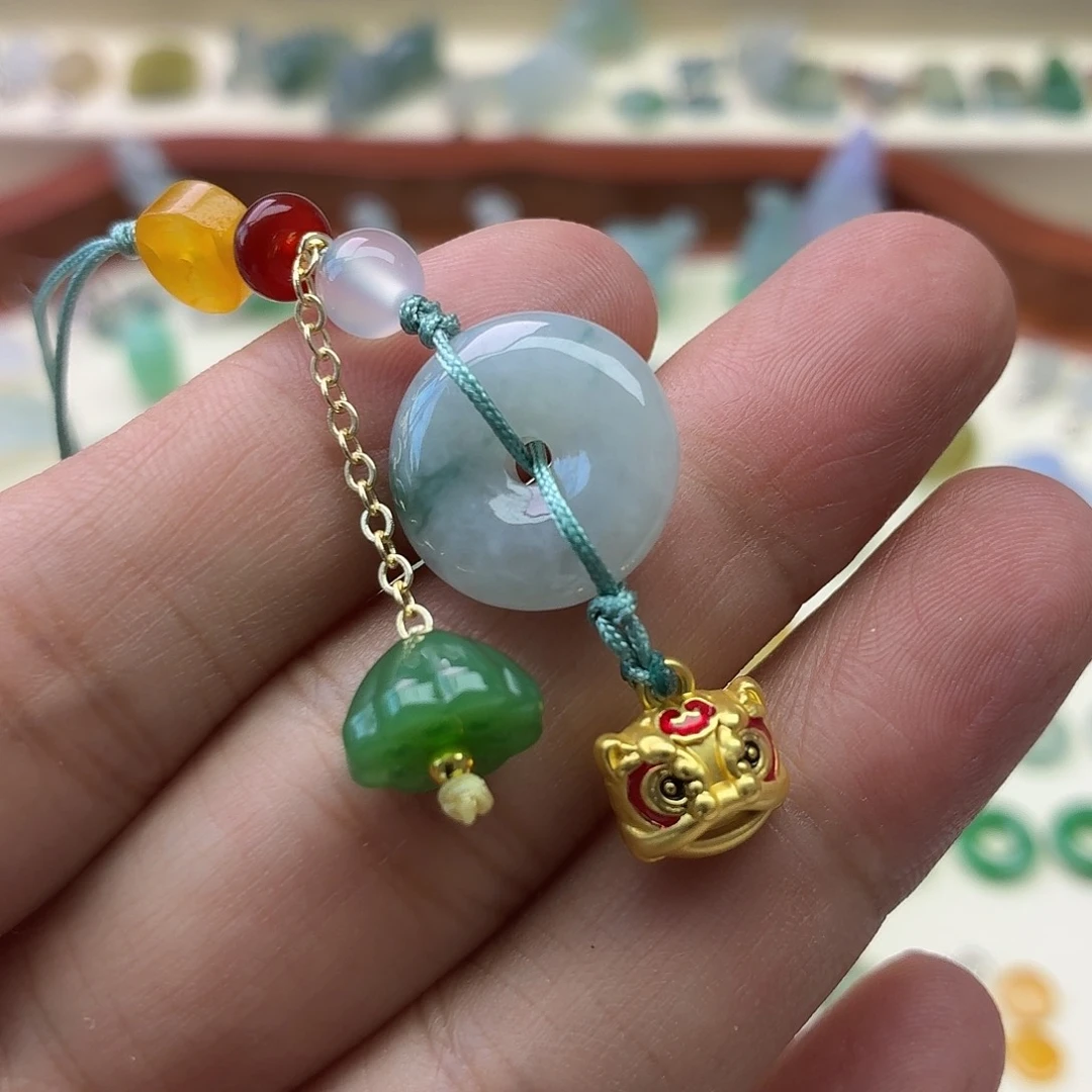 翡翠未镶嵌颈饰醒狮