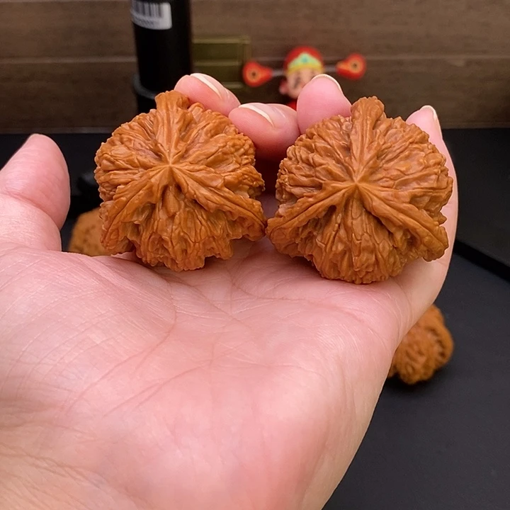 龙***年把件文玩核桃白奔