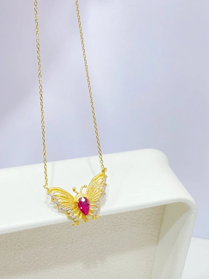 18K金镶嵌天然无烧红宝石项链蝴蝶款 多样性发其一