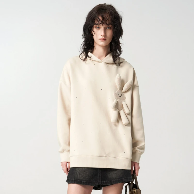 UTI新款浅米色兔子玩偶连帽卫衣女百搭慵懒休闲上衣
