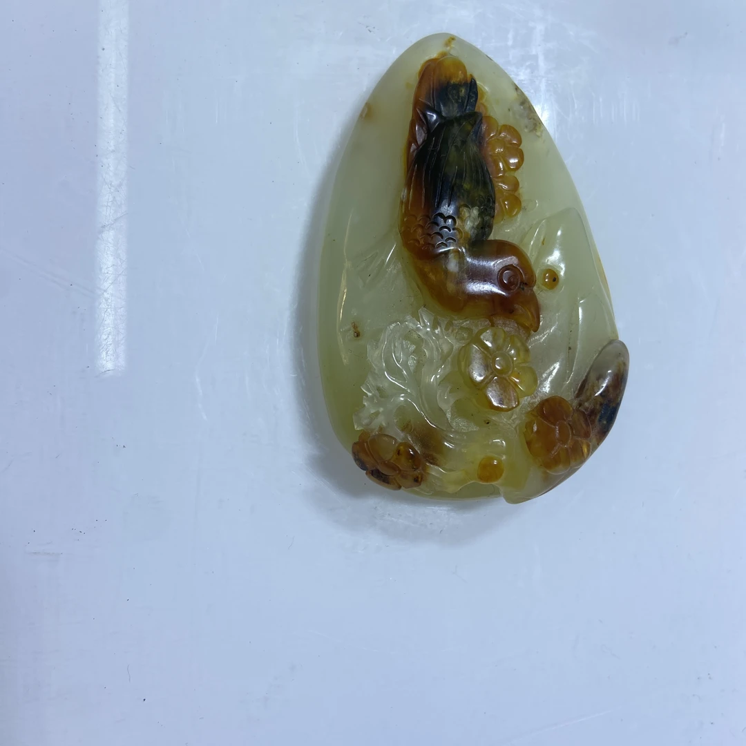 岫玉俏色巧雕花玉喜上眉梢挂坠大气时尚