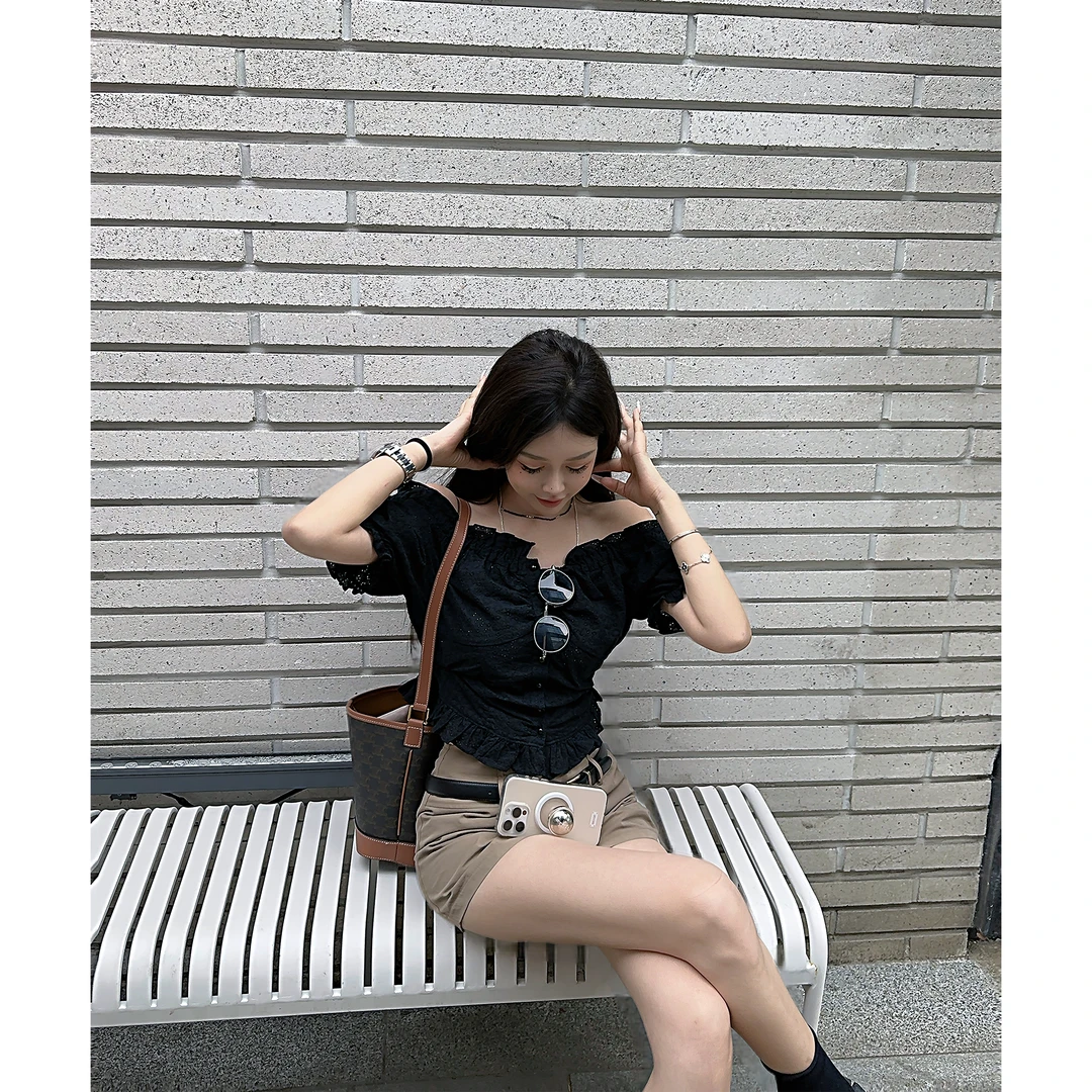 21DEGREES【黑巧布朗尼】黑色蕾丝绣花拉肩上衣卡其色洋气裙裤