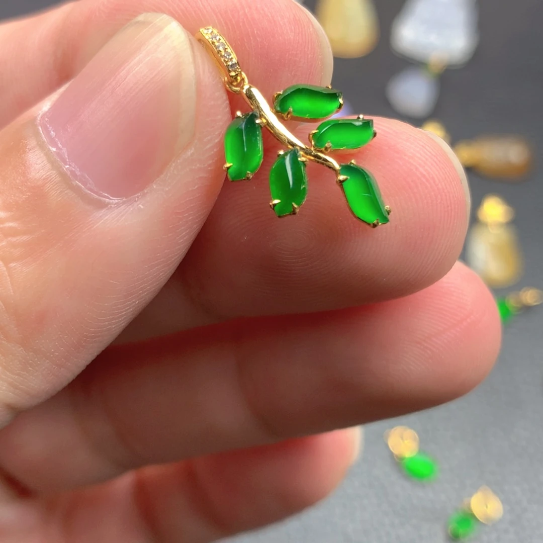 【闪购商品】颈饰18K金镶嵌翡翠莹*虫翡翠